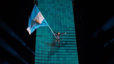 Luces y música en la ceremonia de apertura, con Fuerza Bruta.