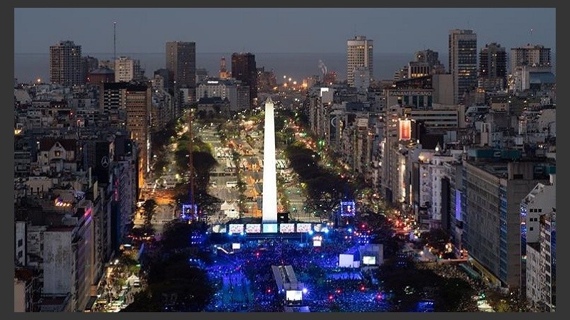 Luces y música en la ceremonia de apertura, con Fuerza Bruta.