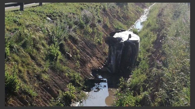 El auto terminó en la zanja de Sorrento.