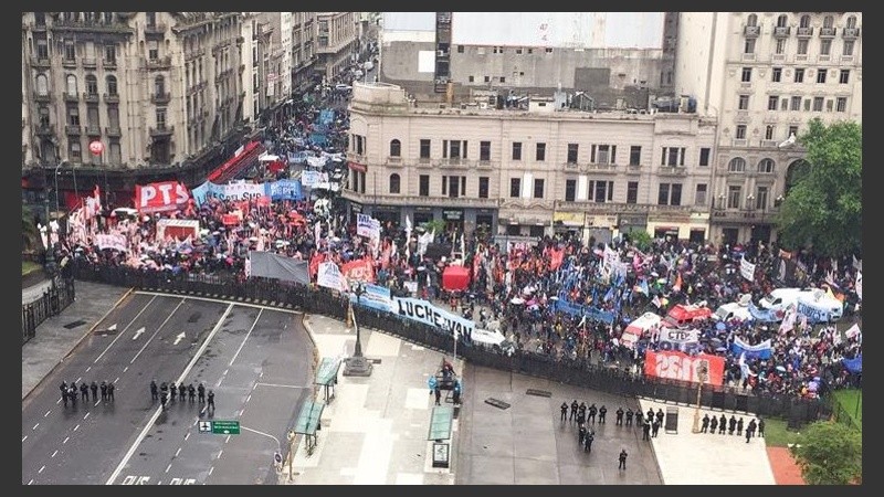 Las agrupaciones sociales y políticas, el vallado y la Policía.