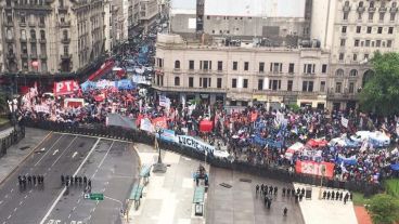 Las agrupaciones sociales y políticas, el vallado y la Policía.