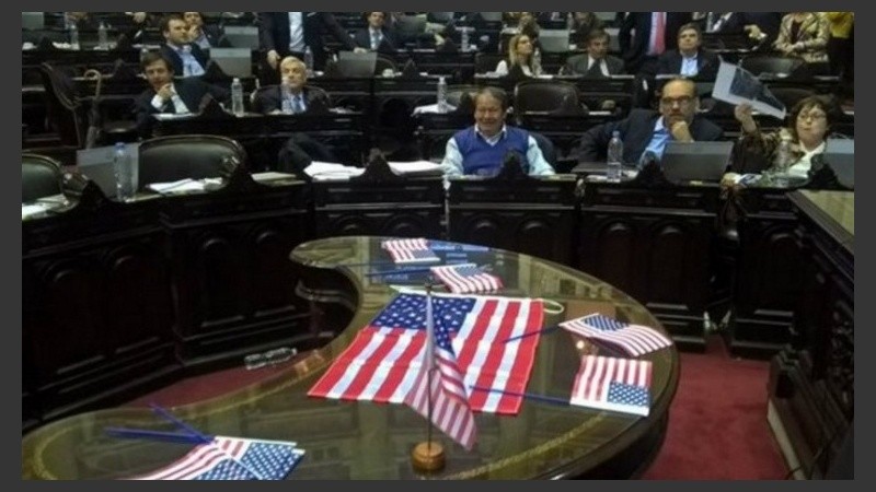 Banderas de EE.UU. fueron distribuidas en el Congreso, antes del comienzo de la sesión.