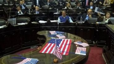 Banderas de EE.UU. fueron distribuidas en el Congreso, antes del comienzo de la sesión.