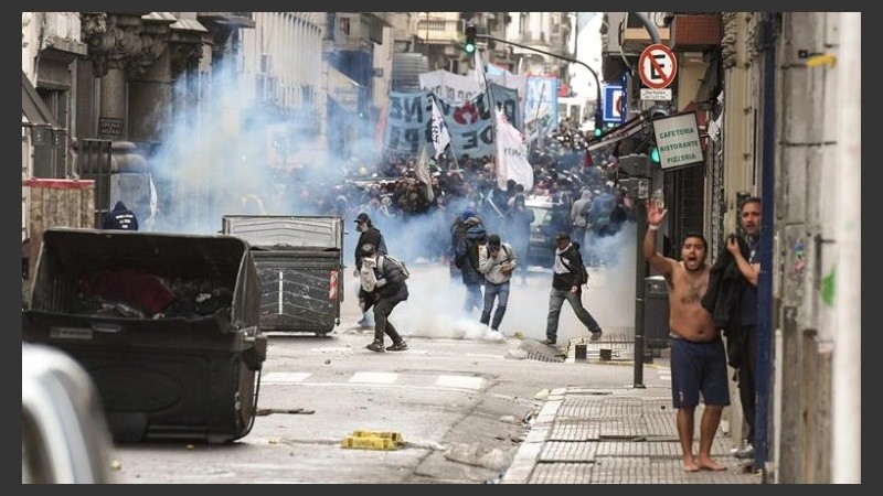 Piedras y palos, de un lado: gases y balas de goma, del otro.