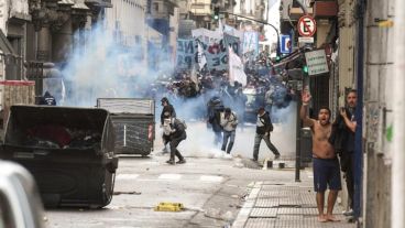 Piedras y palos, de un lado: gases y balas de goma, del otro.