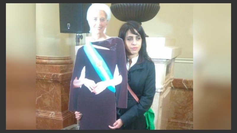 La diputada Victoria Donda junto a la gigantografía de Christine Lagarde.