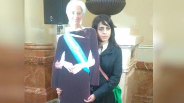 La diputada Victoria Donda junto a la gigantografía de Christine Lagarde.