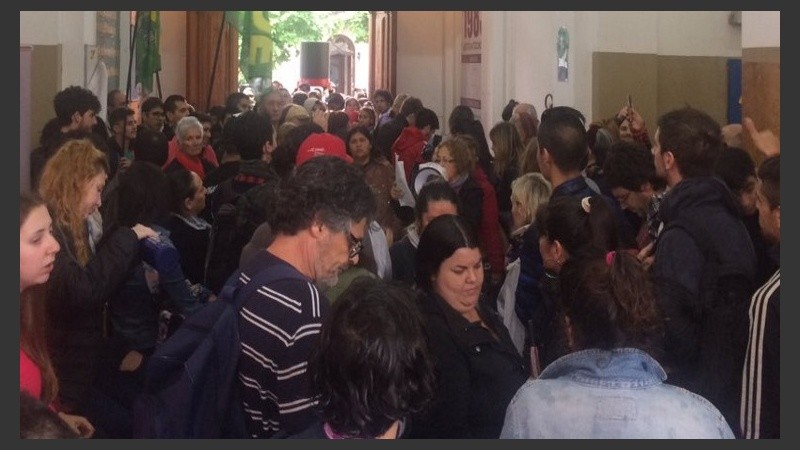 Las organizaciones ingresaron a la facultad de Derecho y presentaron el escrito de repudio a la ministra de Seguridad.