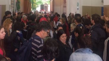 Las organizaciones ingresaron a la facultad de Derecho y presentaron el escrito de repudio a la ministra de Seguridad.