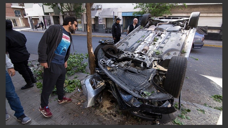 El auto quedó volcado en la calle.