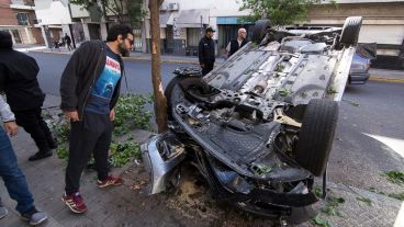 El auto quedó volcado en la calle.