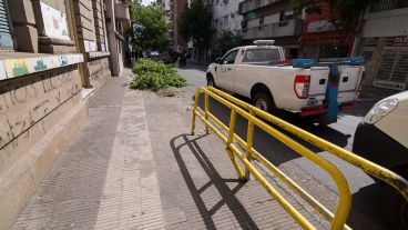 El auto chocó una baranda de la cuadra.