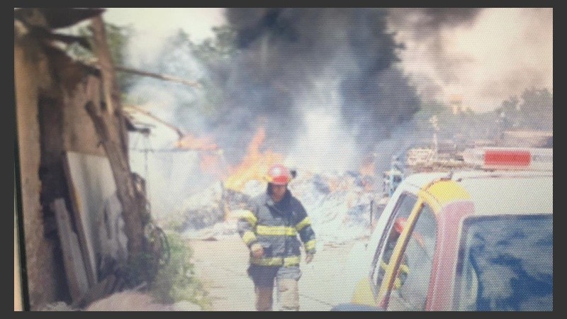 El incendio se desató este domingo en zona sur.