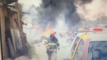 El incendio se desató este domingo en zona sur.