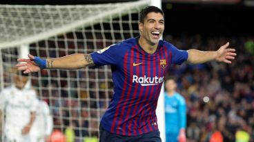 Luis Suárez celebra su efectividad en el derby español.