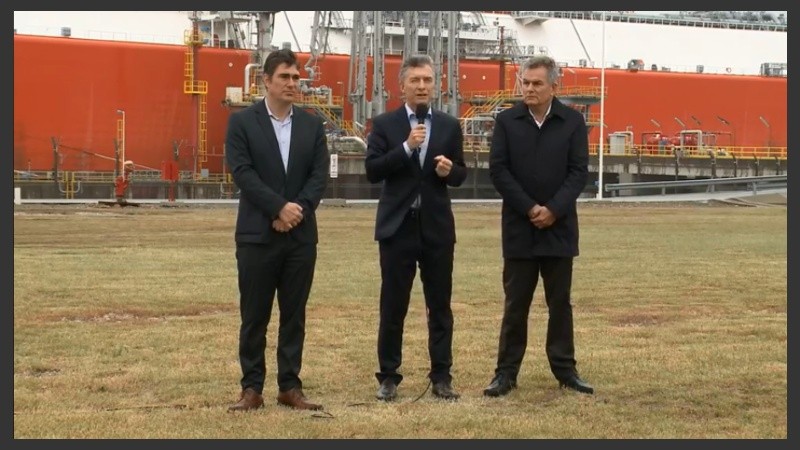 Los barcos regasificadores convierten el gas natural licuado proveniente de los buques metaneros.