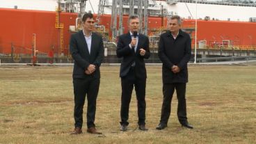 Los barcos regasificadores convierten el gas natural licuado proveniente de los buques metaneros.