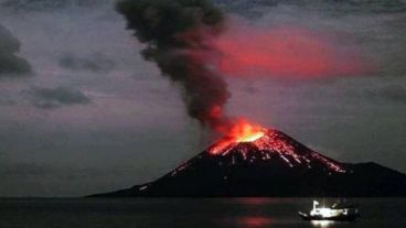 El volcán Anak Krakatau aumentó su actividad eruptiva desde junio de 2018.