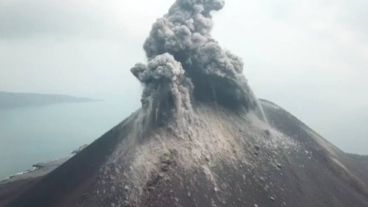 El volcán Anak Krakatau aumentó su actividad eruptiva desde junio de 2018.