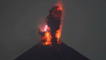 El volcán Anak Krakatau aumentó su actividad eruptiva desde junio de 2018.