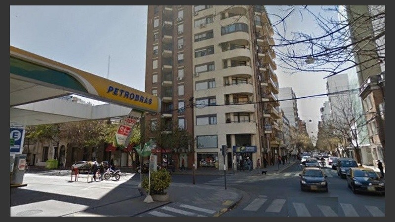 El edificio donde ocurrió el hecho, frente a la estación de servicio.