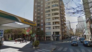 El edificio donde ocurrió el hecho, frente a la estación de servicio.