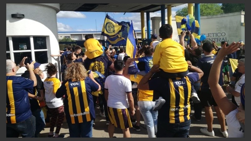 Hinchas en el predio para saludar al plantel.