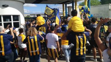 Hinchas en el predio para saludar al plantel.