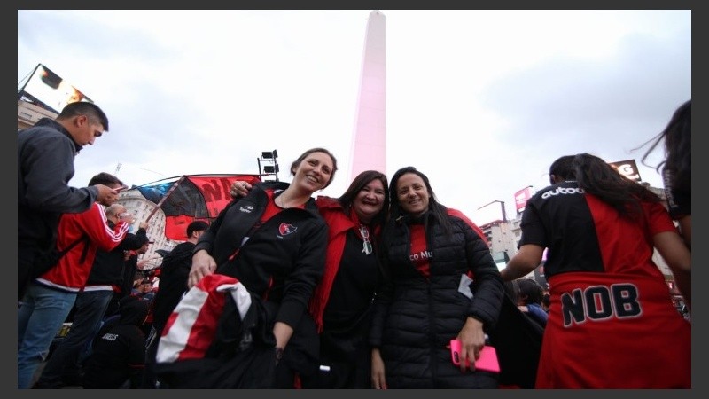 Los hinchas llevaron el banderazo al Obelisco.