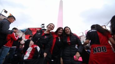 Los hinchas llevaron el banderazo al Obelisco.