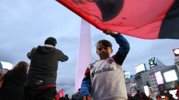 Los hinchas llevaron el banderazo al Obelisco.