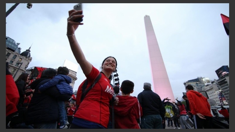 Los hinchas llevaron el banderazo al Obelisco.