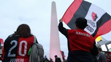 Los hinchas llevaron el banderazo al Obelisco.