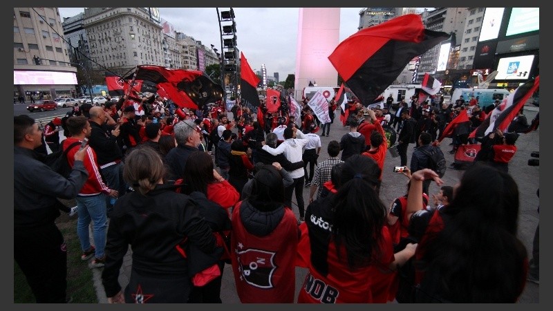 Los hinchas llevaron el banderazo al Obelisco.