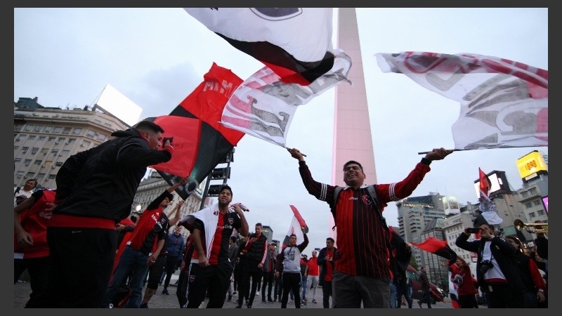 Los hinchas llevaron el banderazo al Obelisco.