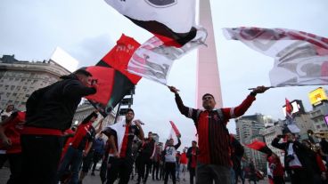 Los hinchas llevaron el banderazo al Obelisco.