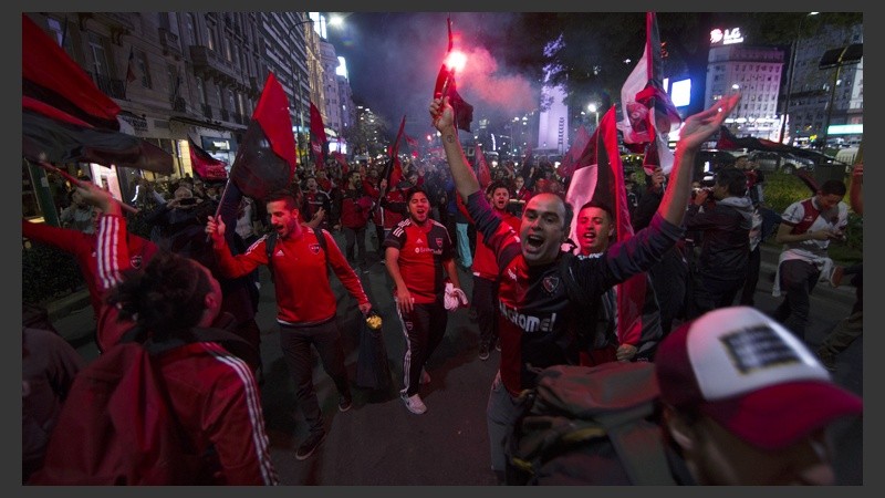 Los hinchas llevaron el banderazo al Obelisco.