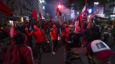 Los hinchas llevaron el banderazo al Obelisco.