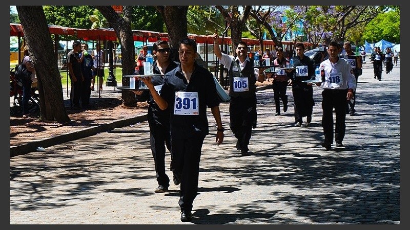 Se viene una nueva edición de la carrera de mozos y camareras en Rosario. 