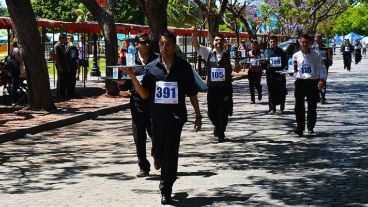 Se viene una nueva edición de la carrera de mozos y camareras en Rosario.