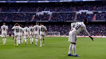 Vinicius Jr. festeja el primer gol en el Bernabeu.