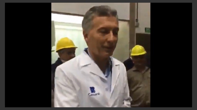 Macri en su visita al laboratorio, donde tiró la polémica frase. 