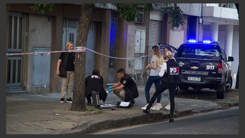 Policías trabajando en la zona del hecho.