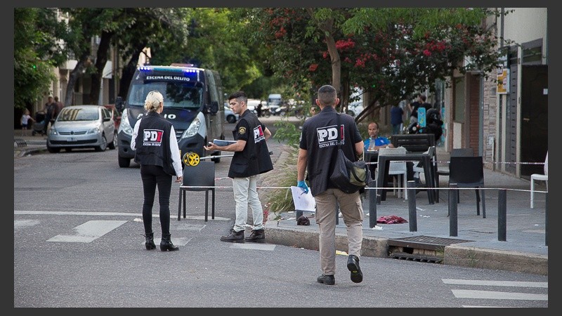 Policías trabajando en la zona del hecho.