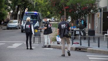 Policías trabajando en la zona del hecho.