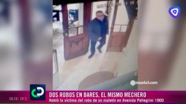 El hombre fue captado cuando ingresa al bar.