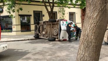 Bomberos tratando de abrir las puertas traseras de la ambulancia.