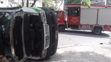 La ambulancia volcada en primer plano y el camión de bomberos detrás.