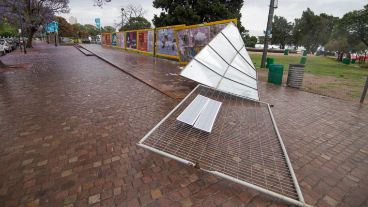 Uno de los carteles en la entrada al predio por avenida Belgrano totalmente tumbado.