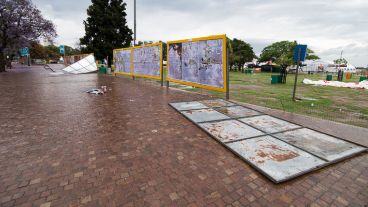 Más carteles derribados esta madrugada en Rosario.